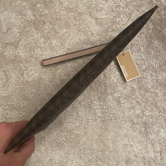 Brand New Michael Kors Brown & Soft Pink Logo Large Zippered Clutch Wristlet - Picture 10 of 15